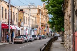 Una tipica strada nel centro cittadino di Kutaisi, Georgia - © David Bokuchava / Shutterstock.com