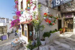 Una tipica viuzza di Marmaris, Turchia. Questa città è una delle destinazioni turistiche più popolari in Turchia - © Nejdet Duzen / Shutterstock.com