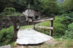 Una tradizionale baita di montagna a Vogogna, Alpi italiane, Piemonte.
