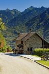 Una tradizionale casa di montagna a Crodo, Piemonte, Italia. Immersa nella natura e con le montagne a fare da cornice, questa bella casetta in pietra è solo una delle tante che si possono ...