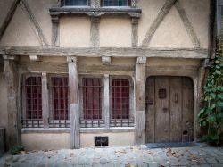 Una vecchia casa del centro storico di Angers, Francia. Travi in legno decorano la facciata di questa graziosa abitazione cittadina - © 157585307 / Shutterstock.com