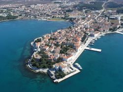 Una veduta aerea di Porec, Croazia. Dall'alto la si può ammirare in tutto il suo fascino. Antichi palazzi, musei e luoghi d'arte, natura rigogliosa e belle spiagge fanno di Parenzo ...