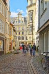 Una veduta dell'antica città di Brema, Germania. La via, chiamata Lange Wieren, con turisti - © Roman Babakin / Shutterstock.com