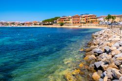 Una veduta panoramica della baia di Golfo Aranci e la sua spiaggia, nord est della Sardegna - © ArtMediaFactory / Shutterstock.com