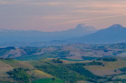 Una veduta panoramica delle campagne vicino al villaggio di Moresco, provincia di Fermo.

