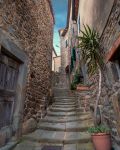 Una via a gradoni nel cuore del borgo di San Qurico di Pescia, Toscana