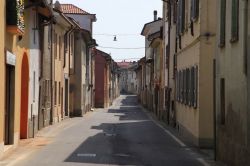 Una via tipica del centro storico di Miradolo Terme in Lombardia - © adirricor, CC BY 3.0, Wikipedia