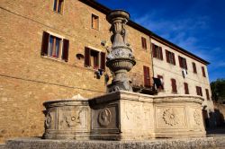 Un'antica fontana decorata nel centro di Asciano (Siena), Toscana - © Paolo Trovo / Shutterstock.com