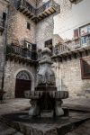 Un'antica fontana nel centro storico di Petralia Soprana, Sicilia.

