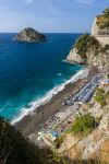 Uno scorcio dall'alto della spiaggia di Bergeggi, Savona, Liguria. Il paese si trova nei pressi della Riviera delle Palme, a circa 60 km da Genova e 10 da Savona. La bellezza dell'ambiente ...