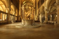 Uno scorcio degli splendidi interni della basilica di Saint-Remi a Reims, Francia. Dal 1991 fa parte della lista dei patrimoni dell'umanità dell'Unesco - © Eugene Regis / ...