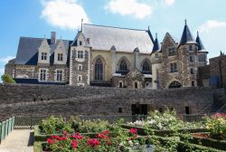 Uno scorcio del castello di Angers, Francia. Per il suo passato ricco di storia e il suo patrimonio architettonico, è inserita fra le "Città d'Arte e di Storia" - 245712805 ...