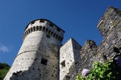 Uno scorcio del castello Visconteo a Vogogna, Piemonte. Venne costruito nel 1348 per volere di Giovanni Visconti, vescovo di Novara. Divenuto di proprietà del Comune, fu adibito a prigione ...