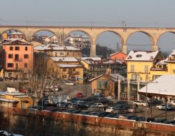 Uno scorcio del centro di Mondovì in Piemonte, Italia. Situata fra montgna, collina e pianura, la città è distribuita su più livelli.
