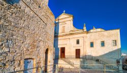 Uno scorcio del centro storico del borgo di CIsternino in Puglia - © GoneWithTheWind / Shutterstock.com