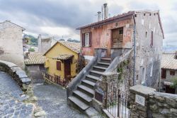 Uno scorcio del centro storico di Anguillara Sabazia, provincia di Roma, Lazio. Le sue stradine sono strette e con scalini - © sandrixroma / Shutterstock.com