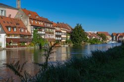 Uno scorcio del fiume Regnitz con le case affacciate sulle sponde, Bamberga (Germania) - © TGP-shot / Shutterstock.com