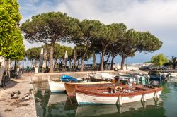 Uno scorcio del porto di Torri del Benaco, Verona, con barche ormeggiate - © 261209042 / Shutterstock.com