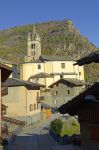 Uno scorcio del villaggio di Avise con la chiesa parrocchiale di San Brizio, Aosta (Valle d'Aosta).



