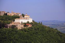 Uno scorcio del villaggio di Cingoli, Marche. Adagiato sulla sommità del monte Circe, questo borgo è famoso anche per essere il "balcone delle Marche". Da qui è ...