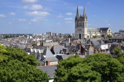 Uno scorcio della cattedrale di San Maurizio nel cuore di Angers, Francia - © 95117299 / Shutterstock.com