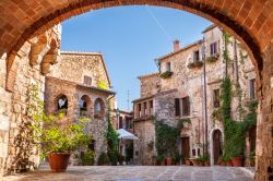Uno scorcio delle case in sasso del centro storico di Manciano in Toscana