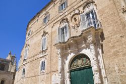 Uno scorcio di Palazzo Palmieri a Monopoli, Puglia. Questo maestoso edificio in stile barocco di fine '700 si presenta con stanze affrescate e una cappella privata al piano nobiliare.
