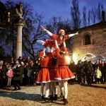 Uno spettacolo durante i Mercatini di Natale a Grazzano Visconti, il borgo medievale vicino a Piacenza  - ©  Natale a Grazzano Visconti
