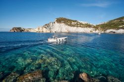 Vacanza sul mare limpido di Ponza, tra spiagge e coste rocciose, panoramiche - © Dionisio iemma / Shutterstock.com