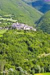 Il borgo solitario di Vallo di Nera tra le montagne della Valnerina in Umbria