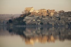 La vecchia città di Anguillara Sabazia affacciata sul lago di Bracciano a nord di Roma, Lazio. Sorge sui rilievi Sabatini.
