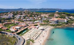 Veduta aerea del complesso turistico di Baia Sardinia, il resort della Costa Smeralda in Sardegna