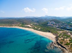 Veduta aerea del mare e la spiaggia di Portu Maga in Costa Verde, Sardegna