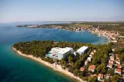 Veduta aerea del villaggio di Petrcane, Dalmazia, Croazia. La bellissima baia in cui si trova questa località è circondata da due penisole: Punta Radman e Punta Skala - © ...
