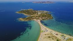 Veduta aerea della spiaggia di Porto Pollo in Sardegna, molto amata dai priticanti del Kite Surf