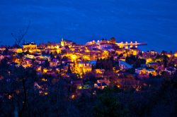 Veduta aerea notturna di Lovran, Croazia. La città è circondata da boschi di lauro da cui deriva il nome.



