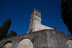 Veduta dal basso della cattedrale di Barga, Lucca, Toscana. Si tratta di un edificio religioso romanico del X° secolo.

