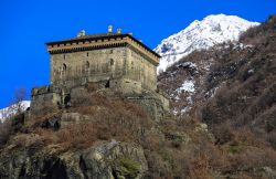 Veduta del castello di Verres, Valle d'Aosta, con le montagne innevate sullo sfondo - © Fulcanelli / Shutterstock.com