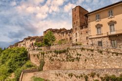 Veduta della città medievale di Colle di Val d'Elsa, provincia di Siena, Toscana. Suggestivo, ricco di storia, terra di arte e mestieri, questo borgo è arroccato nella sua ...