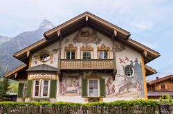Veduta della Little Red Riding Hood Painted House a Oberammergau, Germania. E' uno dei più suggestivi esempi di dipinti a affresco in questo paesino della Baviera.
