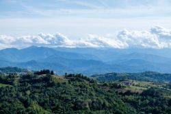 Veduta delle colline delle Langhe e delle Alpi dalla cima della torre medievale di Murazzano, Piemonte. A pianta quadrata e senza fondamenta, questa torre si eleva per 33 metri. E' ciò ...