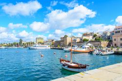 Veduta di Alghero e del suo litorale, Sardegna. Questa cittadina sarda è una delle località più amate dai turisti per via delle suggestive passeggiate lungo i bastioni del ...