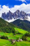 Veduta di Santa Maddalena in Val di Funes, Trentino Alto Adige. Questo paesino è un punto di partenza strategico per le escursioni nel Parco Naturale Puez-Odle.



