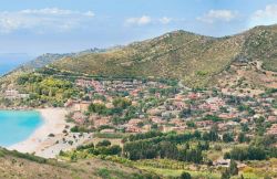 Veduta panoramica della costa mediterranea della Sardegna e della cittadina di Solanas.



