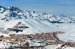 Veduta panoramica del resort dell'Alpe d'Huez, Francia, in inverno. Siamo nel dipartimento dell'Isère, nel massiccio delle Grandes Rousses.
