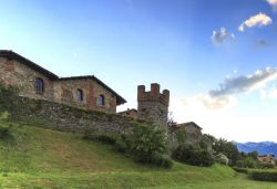 Veduta panoramica del villaggio medievale di Ricetto di Candelo, Biella, Piemonte. Situato in provincia di Biella, questo paesino accoglieva gli abitanti della zona in caso di attacco dei nemici.

 ...