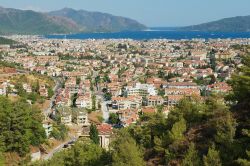 Una veduta panoramica della città di Marmaris, Turchia. Questa famosa località turca si trova nella regione dell'Egeo, nel cuore della provincia di Mugla - © Dmitry Chulov ...