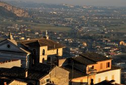 Veduta panoramica della città medievale di Ferentino, Lazio. Siamo nel cuore della provincia di Frosinone, in cima ad un colle che domina la vallata del fiume Sacco - © alessandro ...
