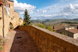 Veduta panoramica della Val d'Orcia dal centro di Pienza, Toscana. Dal 1996 il borgo è nella lista dei patrimoni dell'umanità dell'Unesco.
