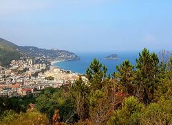 Veduta panoramica di Bergeggi con l'omonimo isolotto sullo sfondo, provincia di Savona, Liguria.

